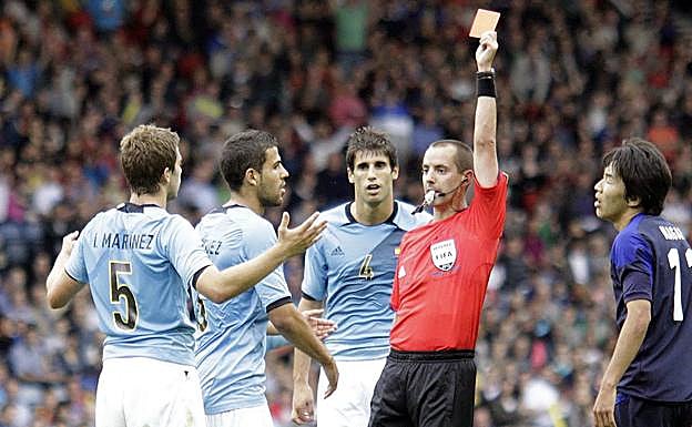 Iñigo Martínez vio la tarjeta roja en el estreno en Londres ante Japón.