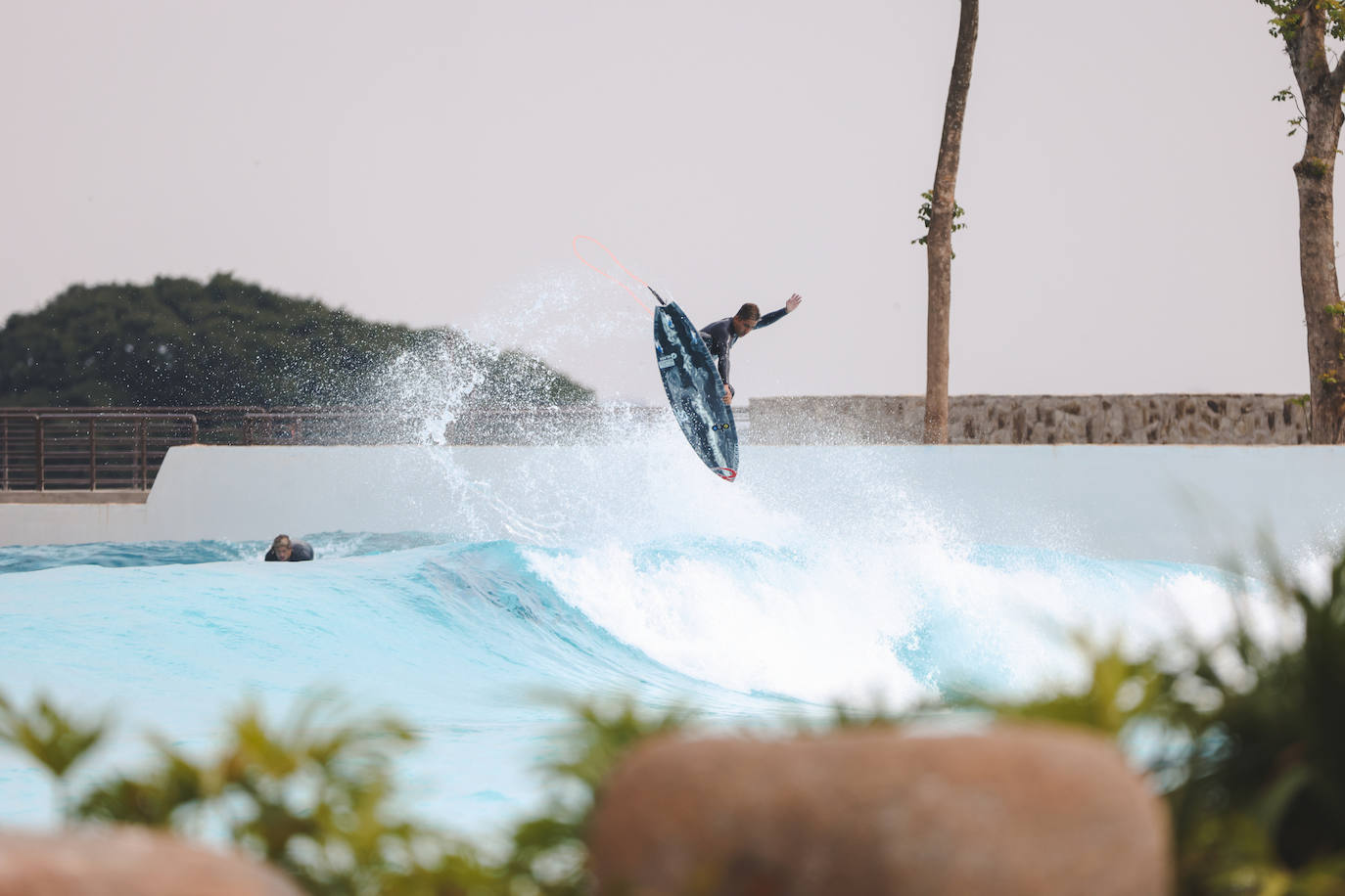 Las instalaciones brasileñas albergan la primera playa tropical de interior del mundo, de la mano de Wavegarden.