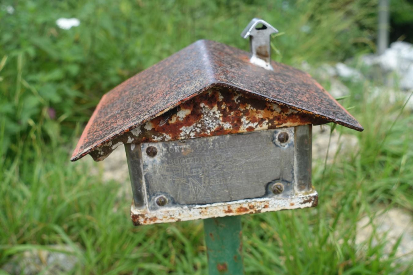 Sus 801 metros de altitud no le hacen uno de los montes más destacables, pero su peculiar cima lo convierte en uno de los que hay que conocer