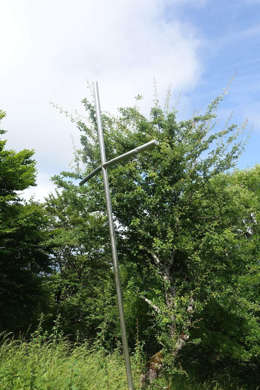 Sus 801 metros de altitud no le hacen uno de los montes más destacables, pero su peculiar cima lo convierte en uno de los que hay que conocer