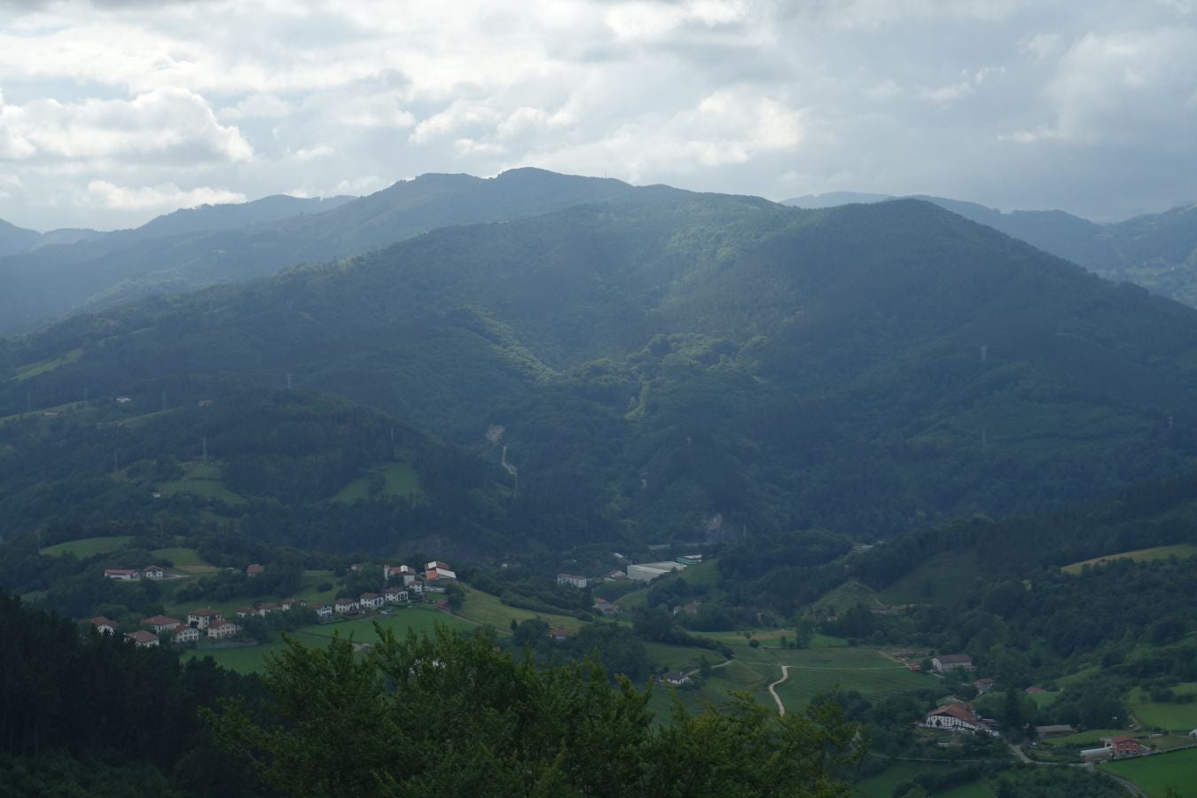 Sus 801 metros de altitud no le hacen uno de los montes más destacables, pero su peculiar cima lo convierte en uno de los que hay que conocer