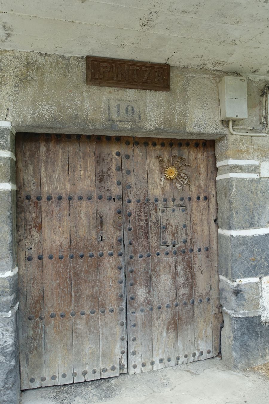 Sus 801 metros de altitud no le hacen uno de los montes más destacables, pero su peculiar cima lo convierte en uno de los que hay que conocer