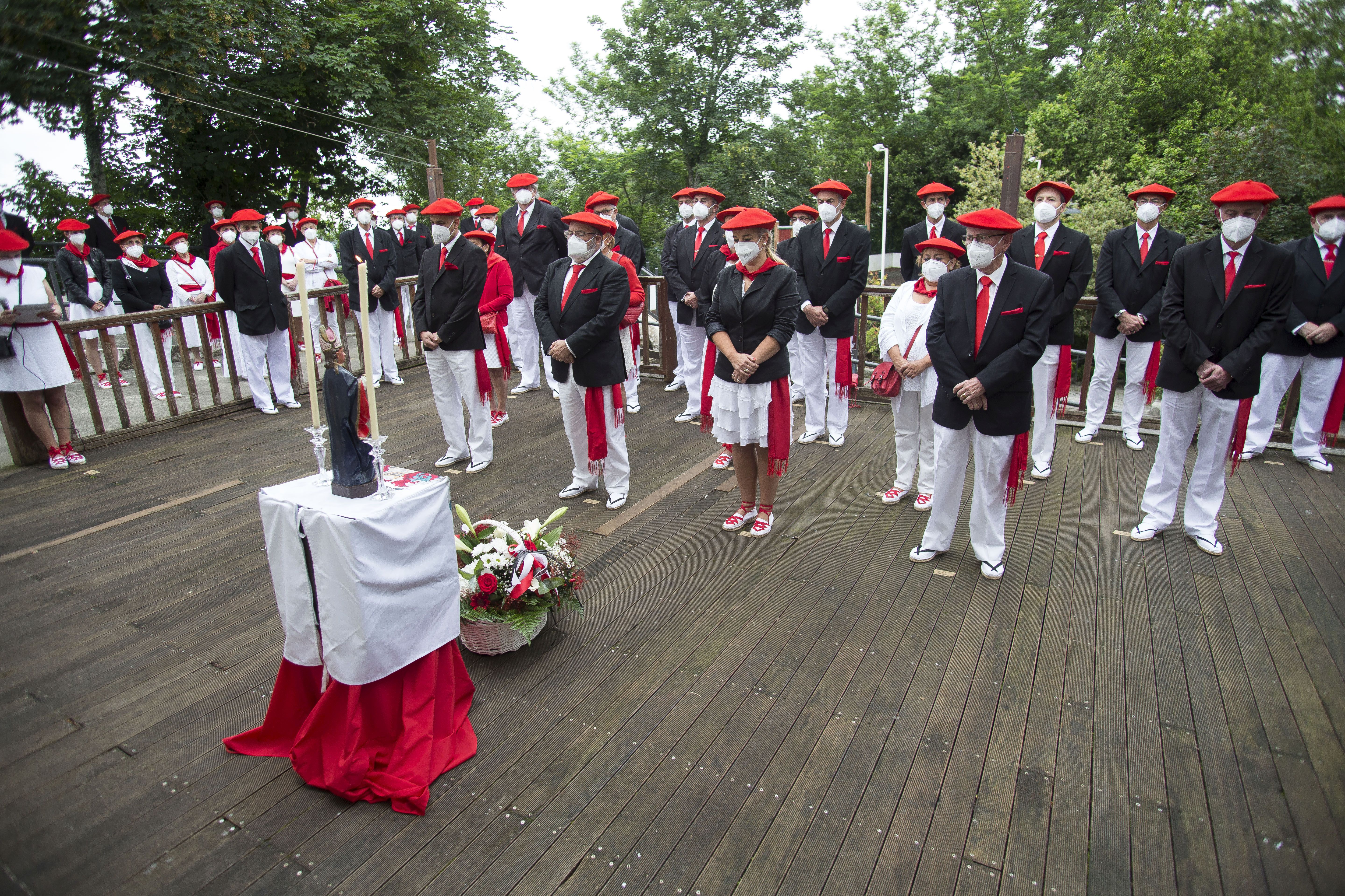 Fotos: La Junta de Mandos del Alarde tradicional renueva el voto en San Marcial