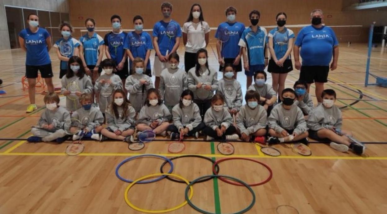 Azurmendi, con jugadores y entrenadores de Aldapeta. 