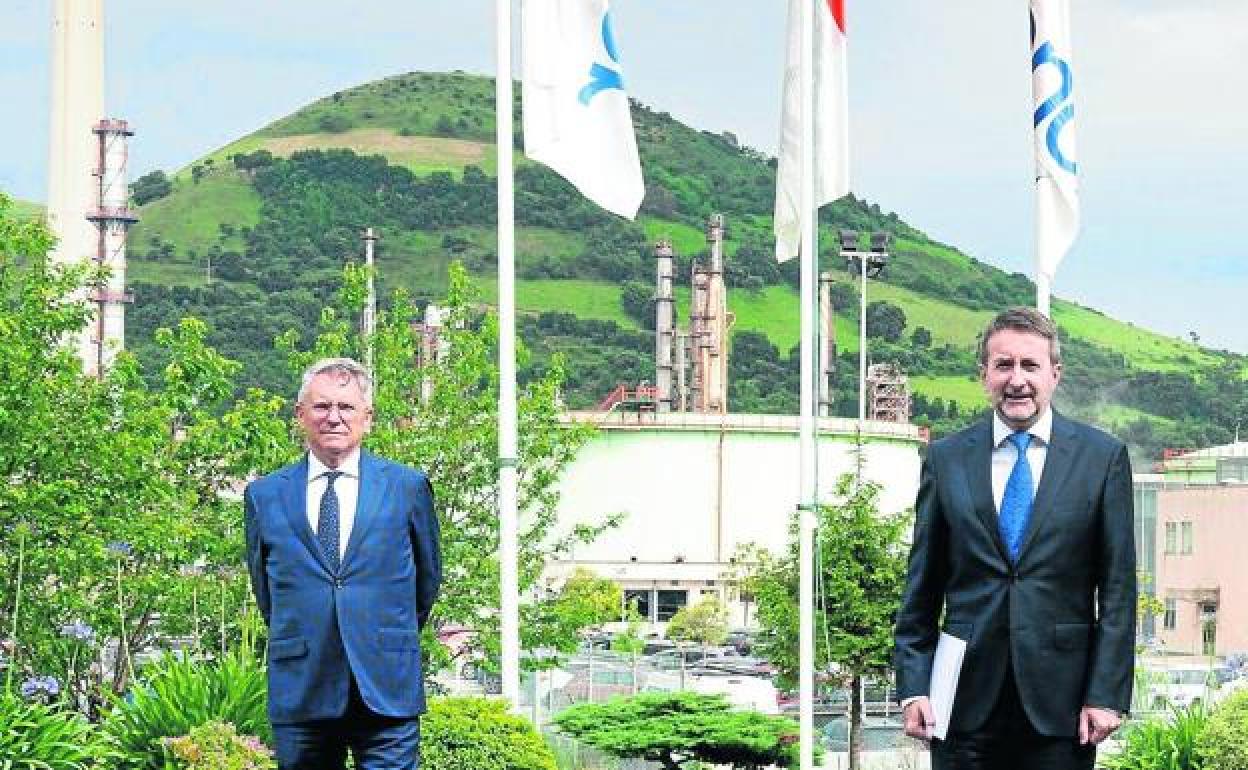 El presidente de Petronor, Emiliano López Atxurra, junto al consejero delegado de Repsol, Josu Jon Imaz, en la refinería de Muskiz.