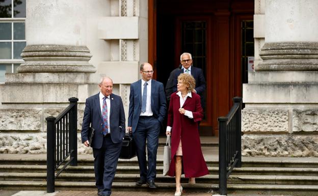 El líder unionista tradicional Jim Allister, el ex eurodiputado del partido Brexit Ben Habib, Kate Hoey y su abogado a la salida este miércoles del Tribunal Superior de Irlanda del Norte.