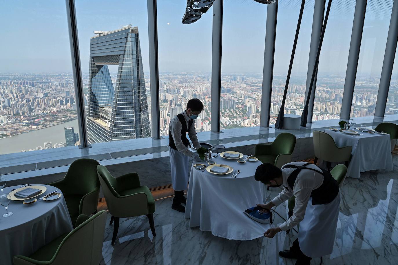 Se sitúa en la cima de la Torre de Shanghái, que culmina a 632 metros en la capital económica china. El hotel de lujo ocupa los últimos pisos de este rascacielos de 128 plantas, el segundo más alto del planeta después de la Burj Khalifa (828 m) en Dubai. El 'J Hotel' cuenta con 165 habitaciones, algunas de ellas a precios vertiginosos, como una suite con candelabros de cristal y sauna que cuesta 67.000 yuanes (10.300 dólares) una noche de sábado. El restaurante situado en el piso 120 y la piscina en la planta 88 son algunos de los principales atractivos de este hotel, cuya apertura se retrasó por la crisis sanitaria.