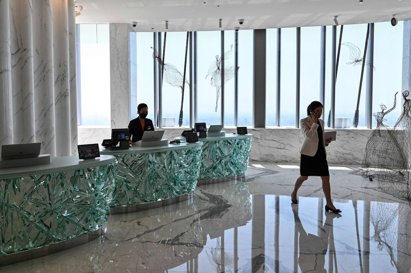 Se sitúa en la cima de la Torre de Shanghái, que culmina a 632 metros en la capital económica china. El hotel de lujo ocupa los últimos pisos de este rascacielos de 128 plantas, el segundo más alto del planeta después de la Burj Khalifa (828 m) en Dubai. El 'J Hotel' cuenta con 165 habitaciones, algunas de ellas a precios vertiginosos, como una suite con candelabros de cristal y sauna que cuesta 67.000 yuanes (10.300 dólares) una noche de sábado. El restaurante situado en el piso 120 y la piscina en la planta 88 son algunos de los principales atractivos de este hotel, cuya apertura se retrasó por la crisis sanitaria.