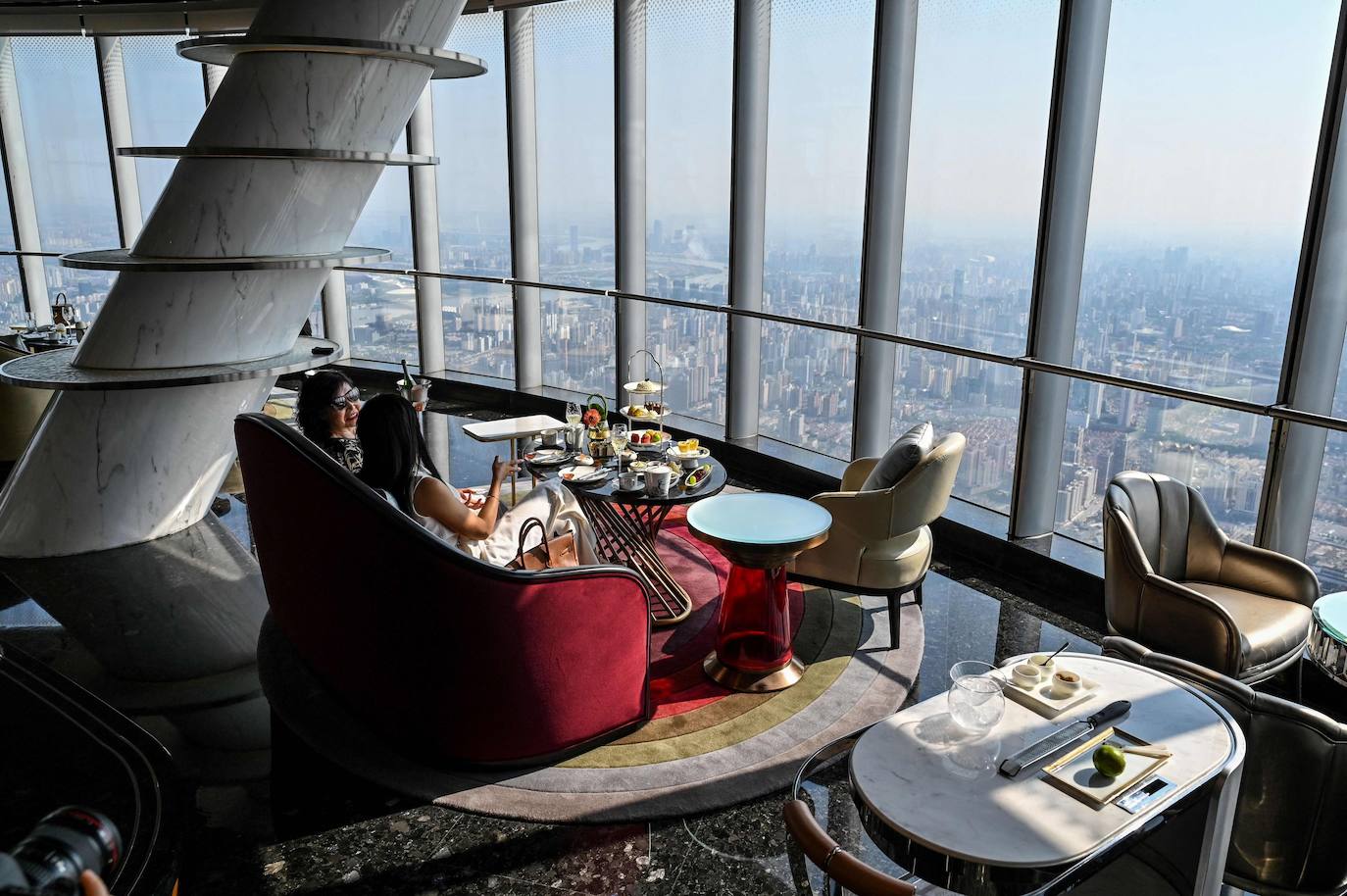 Se sitúa en la cima de la Torre de Shanghái, que culmina a 632 metros en la capital económica china. El hotel de lujo ocupa los últimos pisos de este rascacielos de 128 plantas, el segundo más alto del planeta después de la Burj Khalifa (828 m) en Dubai. El 'J Hotel' cuenta con 165 habitaciones, algunas de ellas a precios vertiginosos, como una suite con candelabros de cristal y sauna que cuesta 67.000 yuanes (10.300 dólares) una noche de sábado. El restaurante situado en el piso 120 y la piscina en la planta 88 son algunos de los principales atractivos de este hotel, cuya apertura se retrasó por la crisis sanitaria.