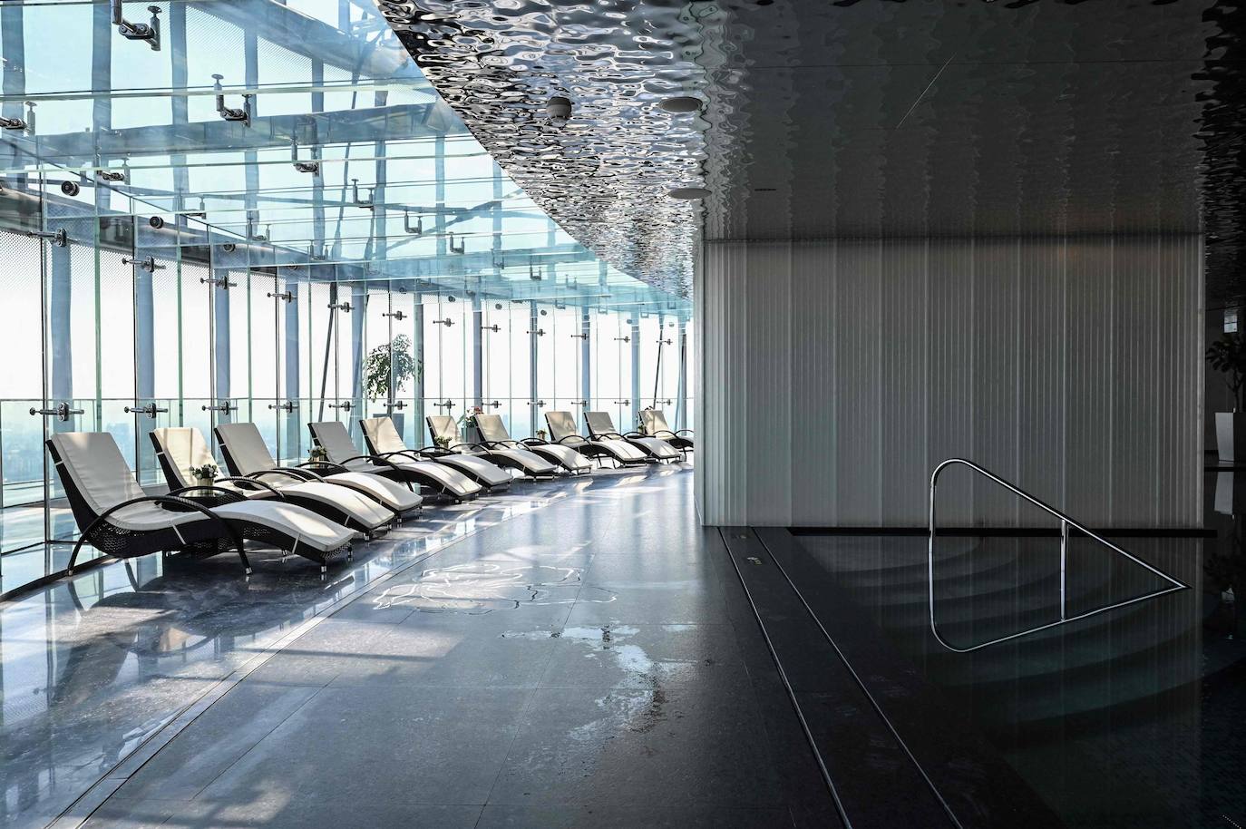 Se sitúa en la cima de la Torre de Shanghái, que culmina a 632 metros en la capital económica china. El hotel de lujo ocupa los últimos pisos de este rascacielos de 128 plantas, el segundo más alto del planeta después de la Burj Khalifa (828 m) en Dubai. El 'J Hotel' cuenta con 165 habitaciones, algunas de ellas a precios vertiginosos, como una suite con candelabros de cristal y sauna que cuesta 67.000 yuanes (10.300 dólares) una noche de sábado. El restaurante situado en el piso 120 y la piscina en la planta 88 son algunos de los principales atractivos de este hotel, cuya apertura se retrasó por la crisis sanitaria.