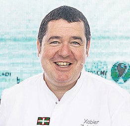 Imagen - Para montar el bocadillo, coger media barra de pan y colocar 2 lomos. Añadir la mahonesa (mejor con una manga) y ya está listo.