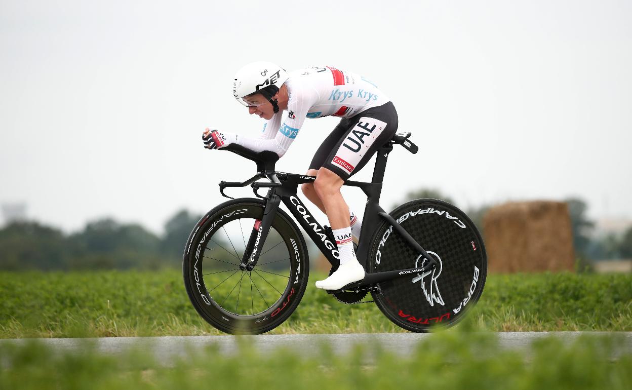 Tadej Pogaca, en pleno esfuerzo durante la crono. 