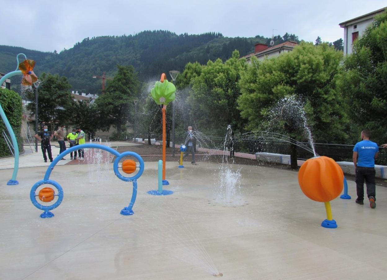 Operarios de Arrizabal y técnicos municipales durante una prueba en el nuevo parque de Villa Amparo. 