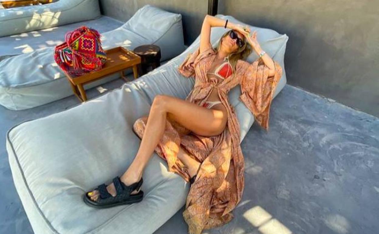 Ares Aixala con chanclas acolchadas.