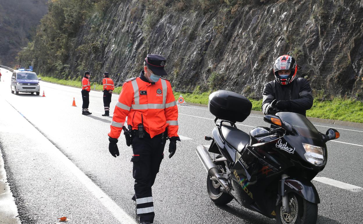 La Ertzaintza realizando un control sobre una motocicleta. 