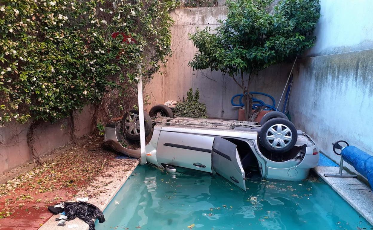 El coche volvado en la piscina