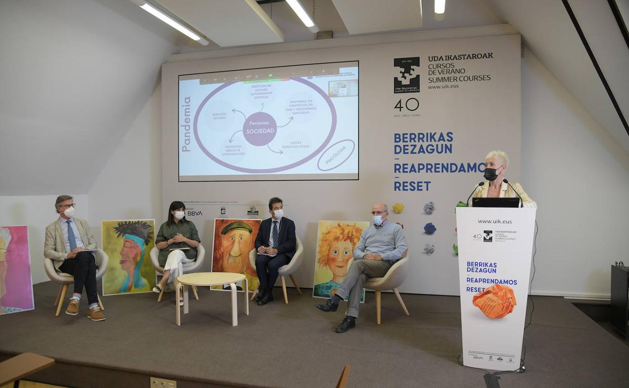Linazasoro, Ruiz de Azua, Álvarez y Bengoa, en la mesa del curso de verano que moderó la presidenta del Colegio de Enfermería. 