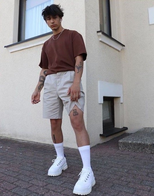 El contexto actual nos lleva a reflexionar, a ser más conscientes y a reconectar con el origen. Esto se refleja en la moda masculina. Por ello, la paleta cromática que predominará en los armarios masculinos durante todo este verano nos recordará a los tonos de la naturaleza: desde los marrones a los azules, pasando por los verdes y los colores tierra y piedra