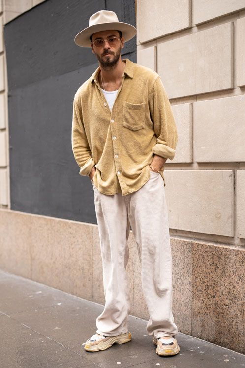 El contexto actual nos lleva a reflexionar, a ser más conscientes y a reconectar con el origen. Esto se refleja en la moda masculina. Por ello, la paleta cromática que predominará en los armarios masculinos durante todo este verano nos recordará a los tonos de la naturaleza: desde los marrones a los azules, pasando por los verdes y los colores tierra y piedra