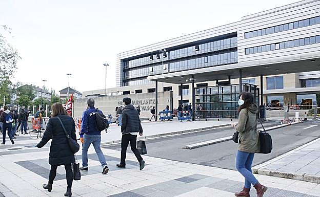 Funcionarios en una sede del Gobierno Vasco en Vitoria. 