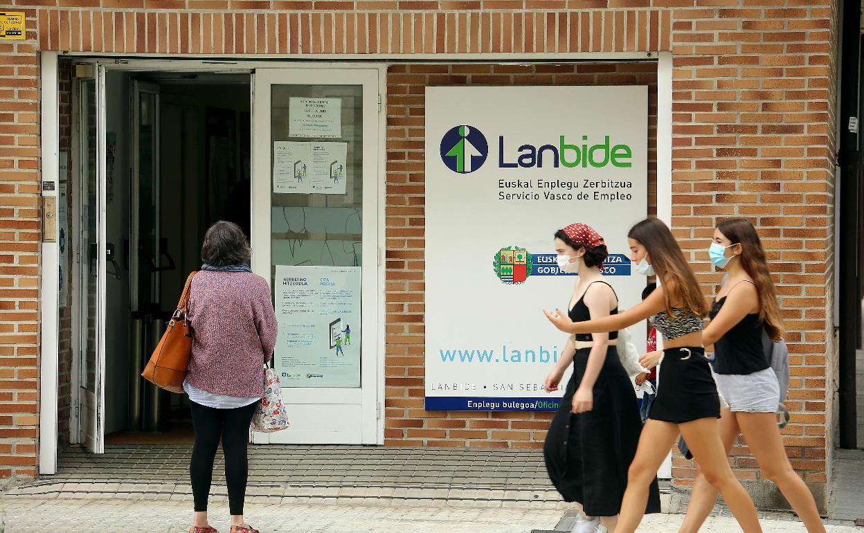 Exterior de la oficina de Lanbide de El Antiguo en Donostia.
