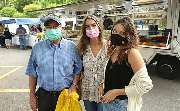 Begoña López, hernaniarra residente en Oiartzun, posa entre su padre y su hija Gemma Lázaro en Hernani.