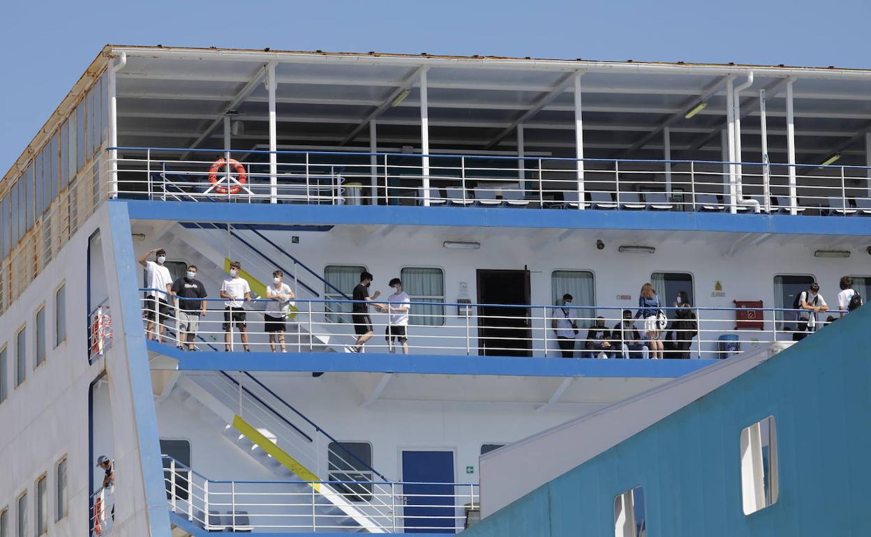 Llegada ayer a Valencia del ferry que trasladó a los jóvenes que han estado confinados en Mallorca