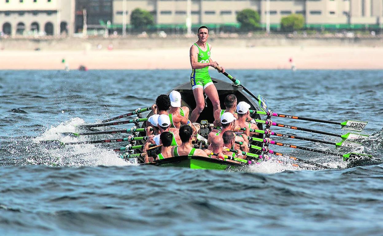 La Ama Guadalupekoa, con su patrón Ioseba Amunarriz, avanza ayer en la primera jornada de la bandera de A Coruña.