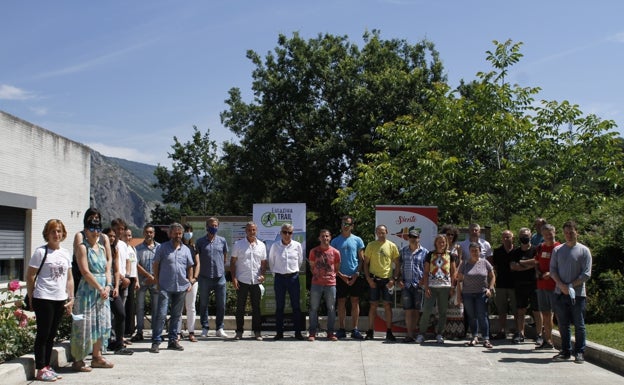 Responsables de la nueva estación junto a representantes políticos en la inauguración de la estación trail.