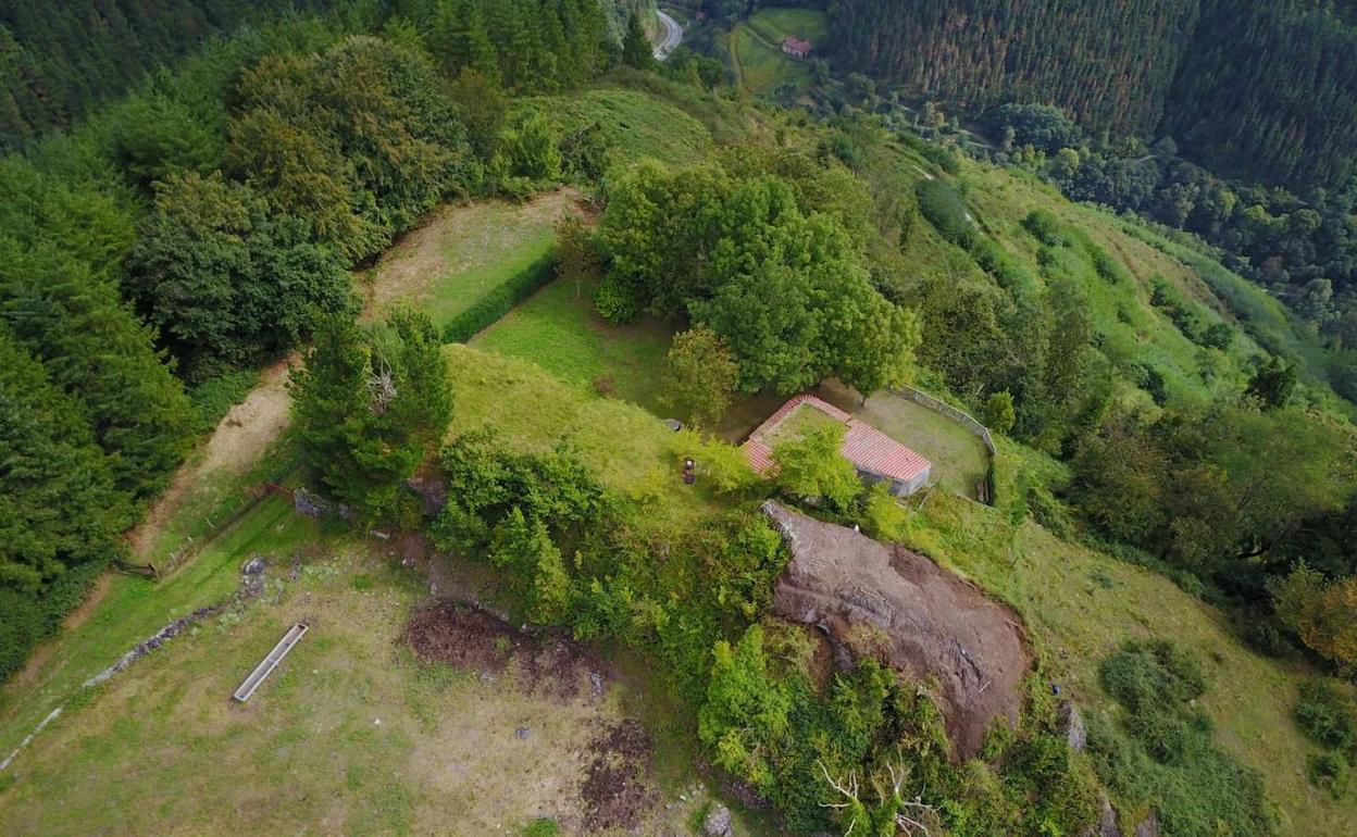 La peña Gaztelu conserva piedras esculpidas y la pequeña explanada del castillo.