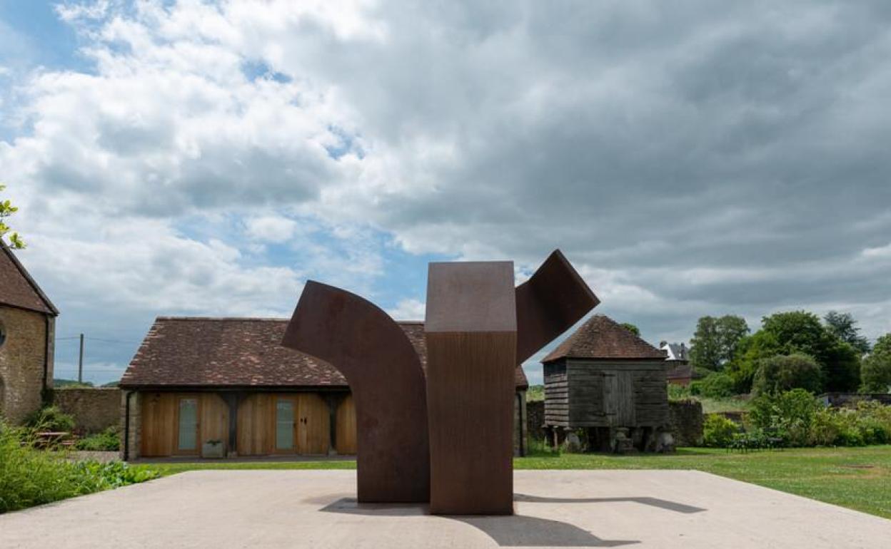Una de las dos piezas de la serie 'Consejo al espacio' instalada en los exteriores de Hauser & Wirth Somerset. 