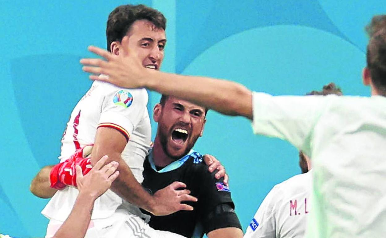 Unai Simón aupa a Mikel Oyarzabal a la conclusión de la tanda de penaltis ante Suiza que supuso el pase a las semifinales