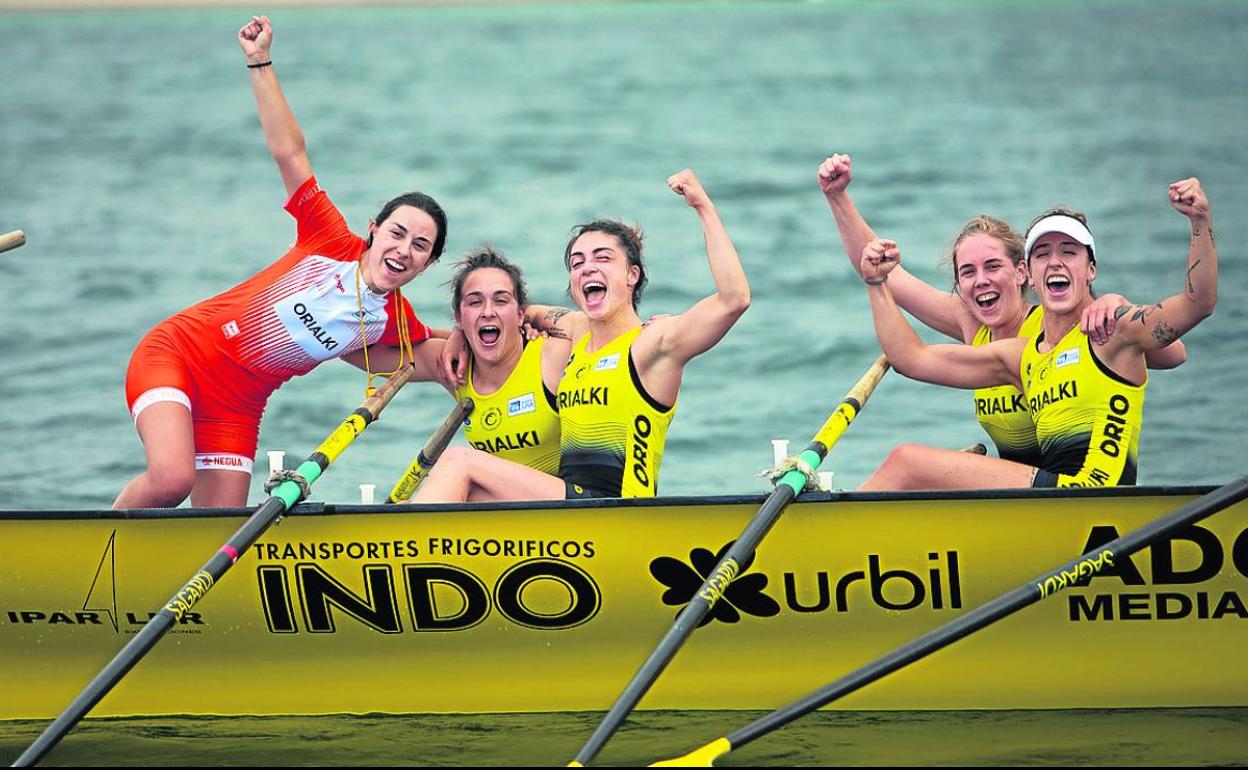 La patrona de Orio, Nadeth Aguirre, abraza a la canterana Garazi Oliden y a Sandra Piñeiro. 