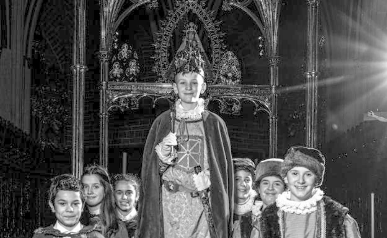 Aimar Irisarri es sostenido sobre un escudo de Navarra tras su proclamación como Rey de la Faba siguiendo un ritual que data de 1390.