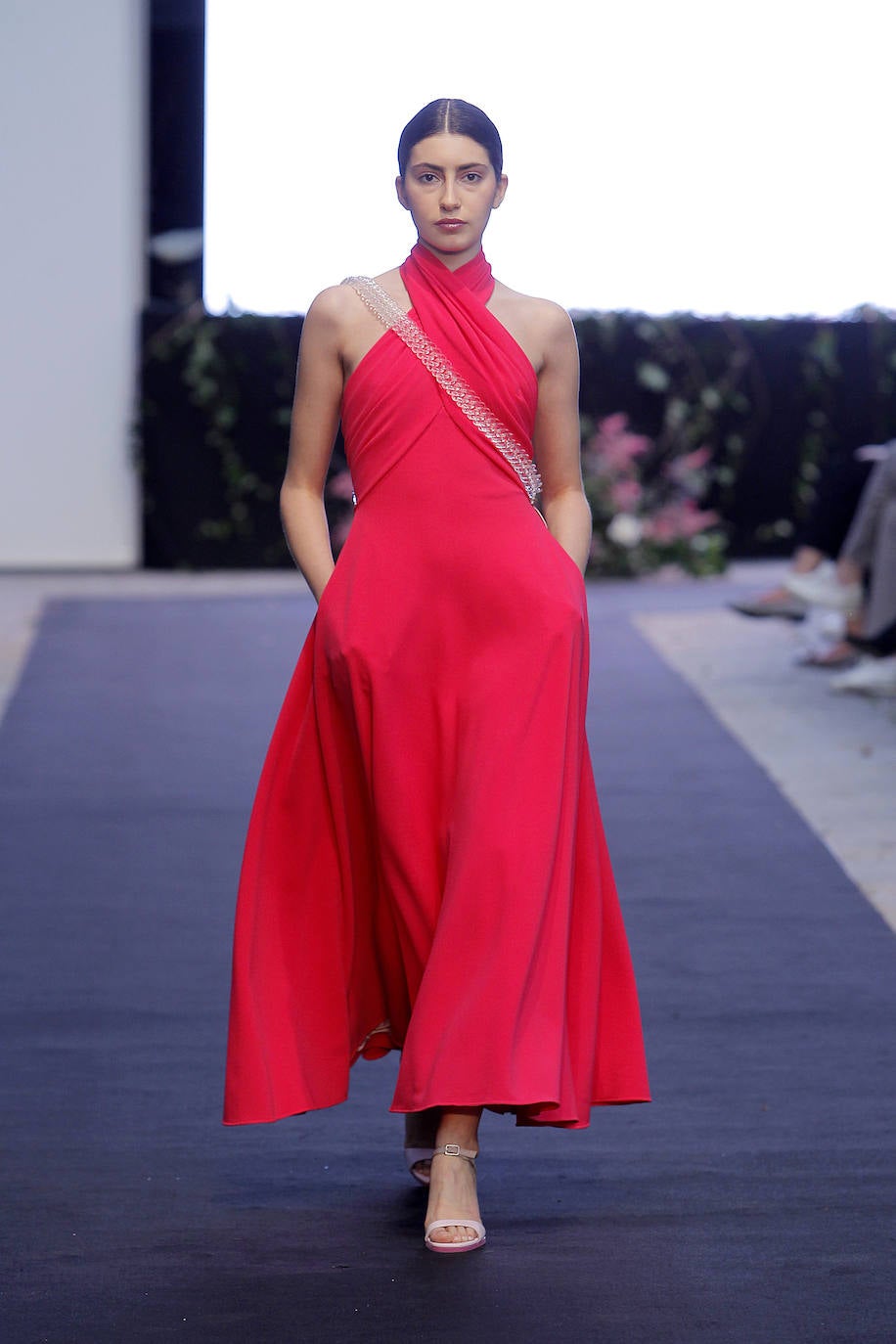 Bombers, sudaderas, camiseros, pantalones, faldas y camisetas se combinan de forma ecléctica en las propuestas de Isabel Zapardiez para afrontar los eventos de verano con garantías. La fusión es predominante también en los tejidos, que abarcan un amplio espectro. Se pueden ver satenes de seda natural, gasas, brocados y otros hilos tradicionales, pero también materiales sacados de su contexto, como el plástico de burbujas reciclado con el que la diseñadora confecciona piezas muy singulares. ¿Y la explosión y mezcla de colores? Todo un espectáculo. Inspírate gracias a la selección de propuestas presentada por la donostiarra en Oviedo