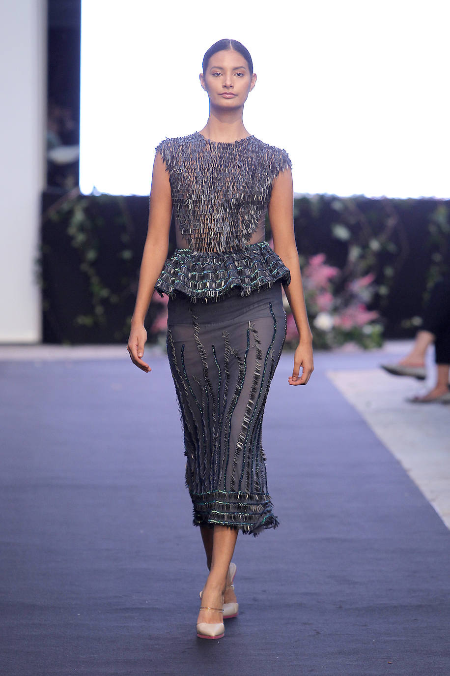 Bombers, sudaderas, camiseros, pantalones, faldas y camisetas se combinan de forma ecléctica en las propuestas de Isabel Zapardiez para afrontar los eventos de verano con garantías. La fusión es predominante también en los tejidos, que abarcan un amplio espectro. Se pueden ver satenes de seda natural, gasas, brocados y otros hilos tradicionales, pero también materiales sacados de su contexto, como el plástico de burbujas reciclado con el que la diseñadora confecciona piezas muy singulares. ¿Y la explosión y mezcla de colores? Todo un espectáculo. Inspírate gracias a la selección de propuestas presentada por la donostiarra en Oviedo