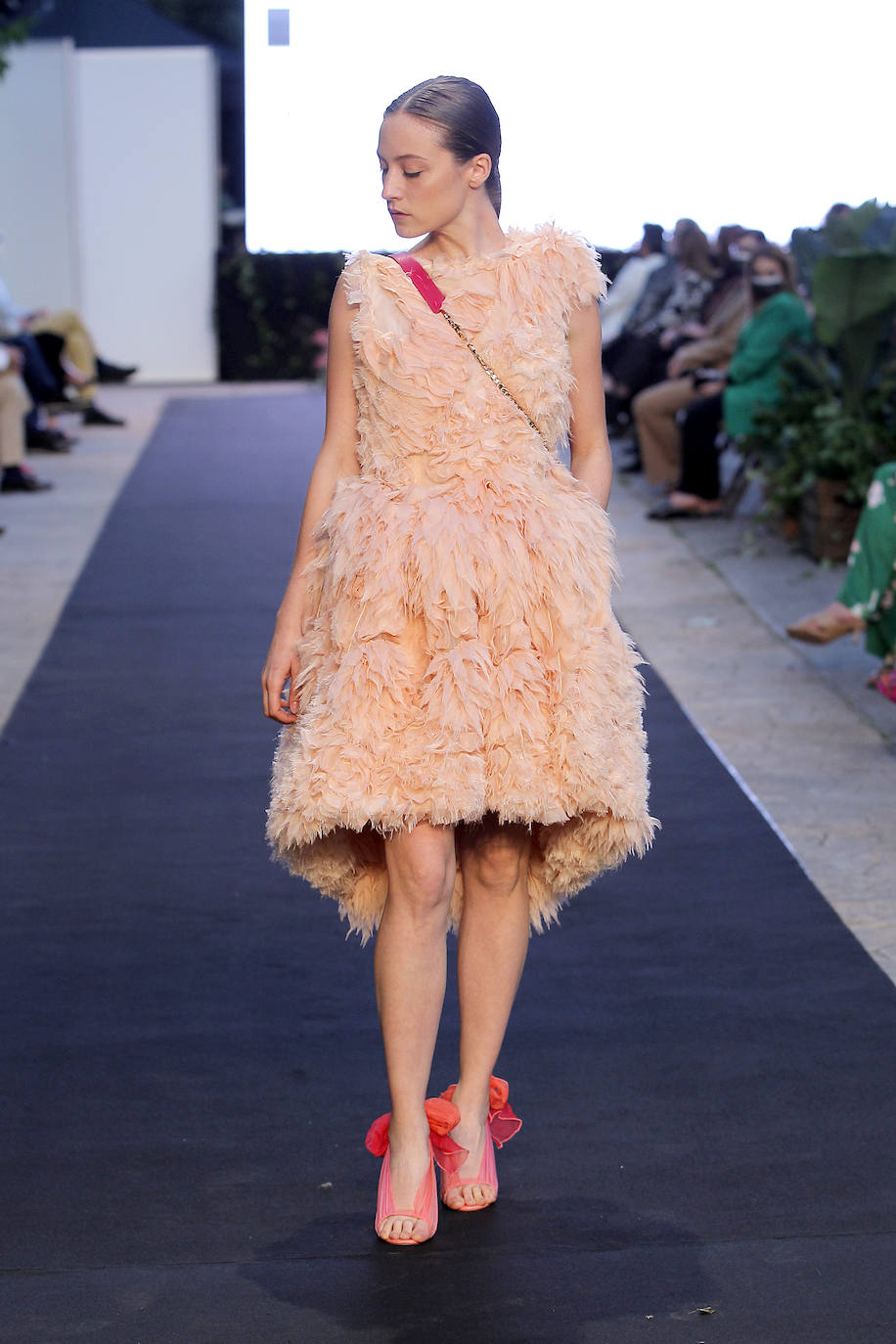 Bombers, sudaderas, camiseros, pantalones, faldas y camisetas se combinan de forma ecléctica en las propuestas de Isabel Zapardiez para afrontar los eventos de verano con garantías. La fusión es predominante también en los tejidos, que abarcan un amplio espectro. Se pueden ver satenes de seda natural, gasas, brocados y otros hilos tradicionales, pero también materiales sacados de su contexto, como el plástico de burbujas reciclado con el que la diseñadora confecciona piezas muy singulares. ¿Y la explosión y mezcla de colores? Todo un espectáculo. Inspírate gracias a la selección de propuestas presentada por la donostiarra en Oviedo