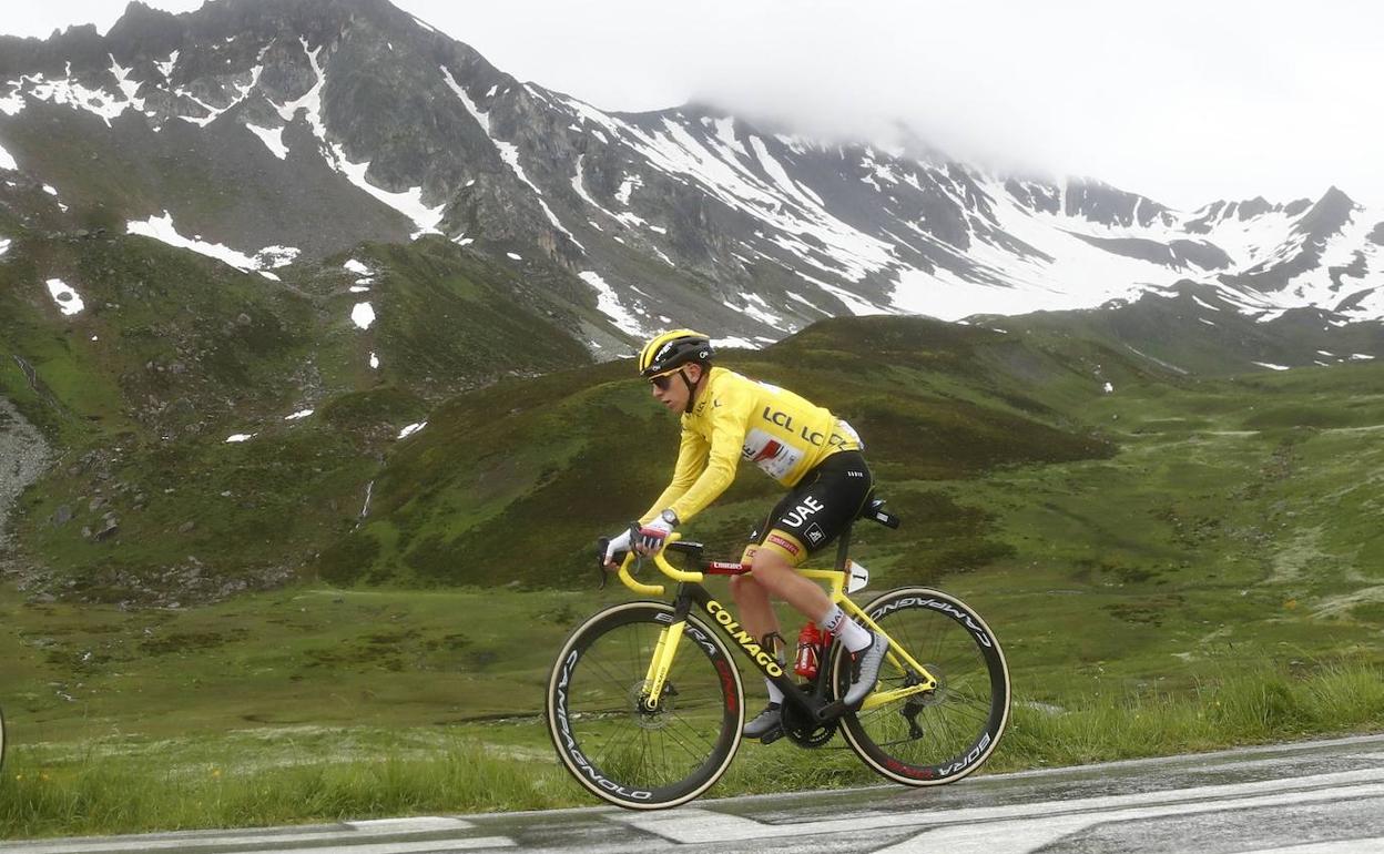 Tadej Pogacar, camino de la meta en Tignes. 