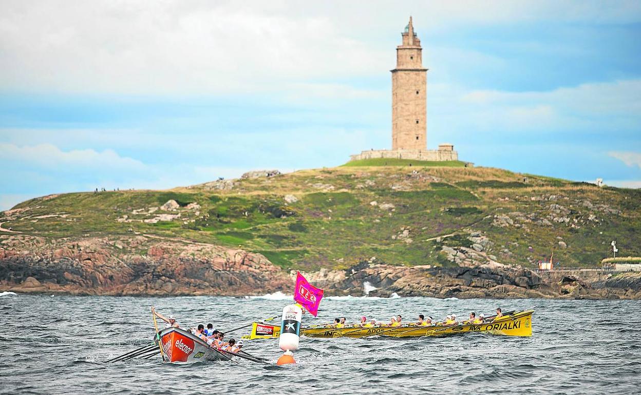 Orio sale por delante de la Lekittarra en la regata disputada el sábado en A Coruña. 