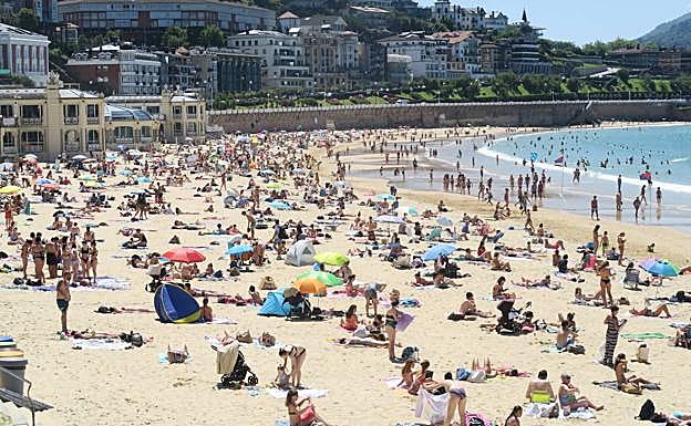 Gipuzkoa: semáforo rojo en playas de Zarautz, Hondarribia y San Sebastián  por alta ocupación durante la pleamar