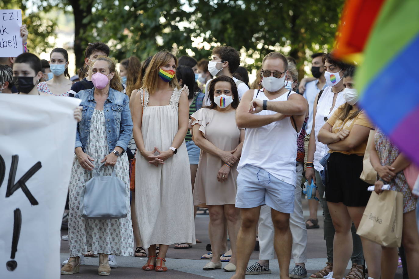 Decenas de personas se han concentrado a partir de las 20 horas de este lunes en el Boulevard de San Sebastián para condenar el asesinato homófobo de un joven en A Coruña.