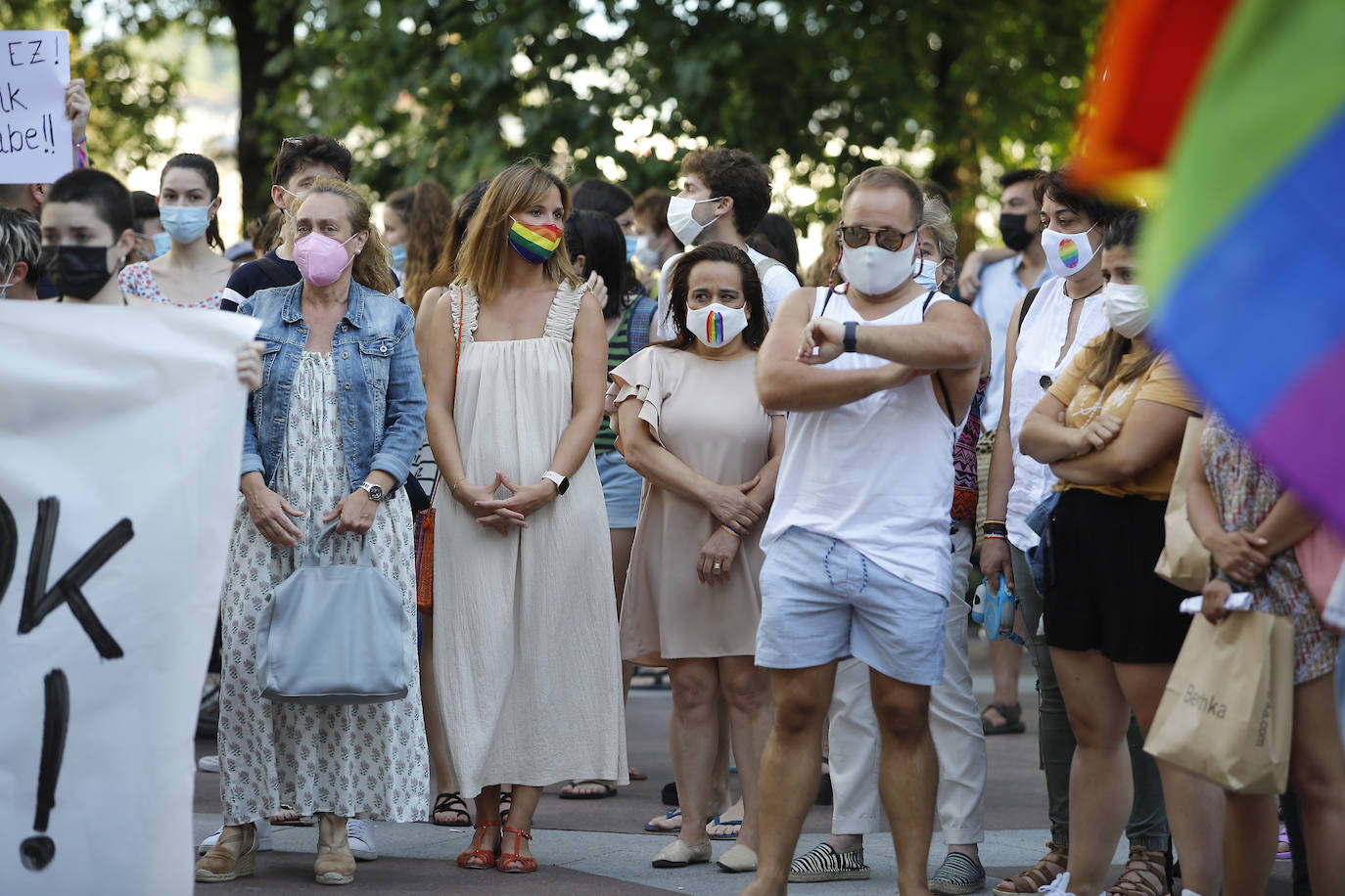 Decenas de personas se han concentrado a partir de las 20 horas de este lunes en el Boulevard de San Sebastián para condenar el asesinato homófobo de un joven en A Coruña.