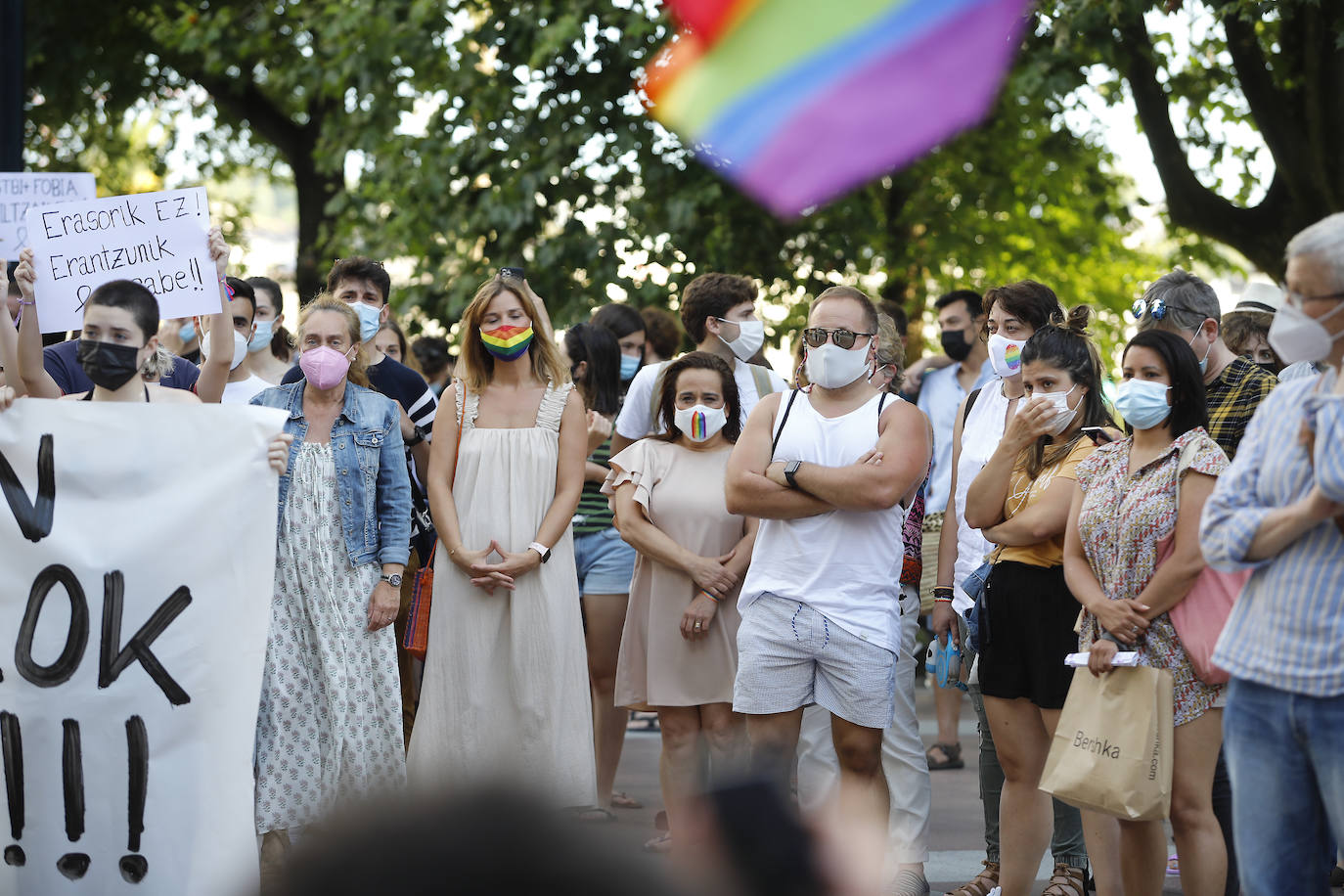 Decenas de personas se han concentrado a partir de las 20 horas de este lunes en el Boulevard de San Sebastián para condenar el asesinato homófobo de un joven en A Coruña.