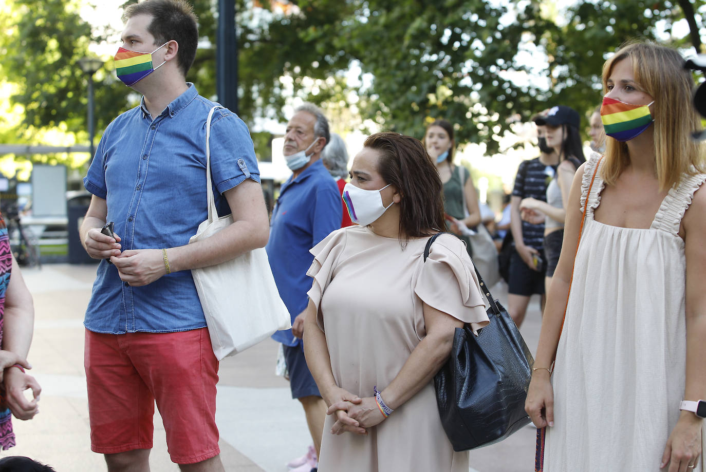 Decenas de personas se han concentrado a partir de las 20 horas de este lunes en el Boulevard de San Sebastián para condenar el asesinato homófobo de un joven en A Coruña.
