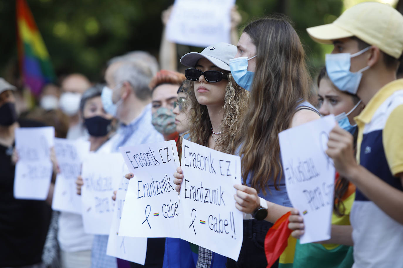 Decenas de personas se han concentrado a partir de las 20 horas de este lunes en el Boulevard de San Sebastián para condenar el asesinato homófobo de un joven en A Coruña.
