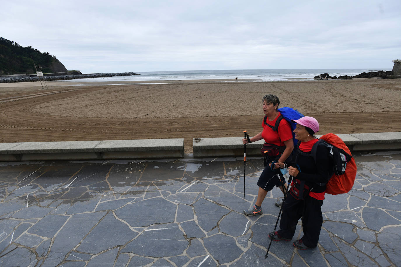 Los vecinos de Deba siguen con su día a día gris y lluvioso después de vivir varios días de altas temperaturas 