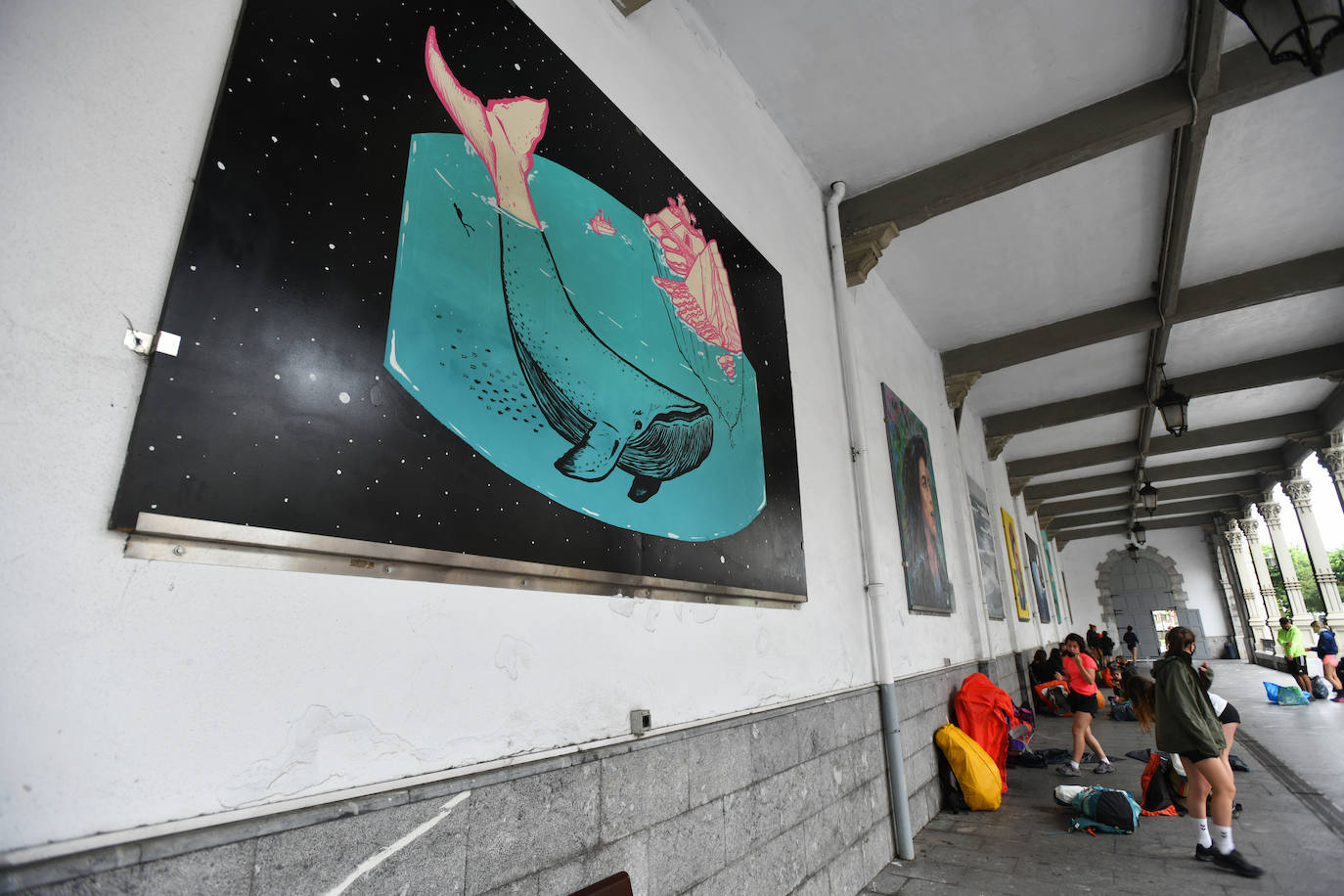 Los vecinos de Deba siguen con su día a día gris y lluvioso después de vivir varios días de altas temperaturas 