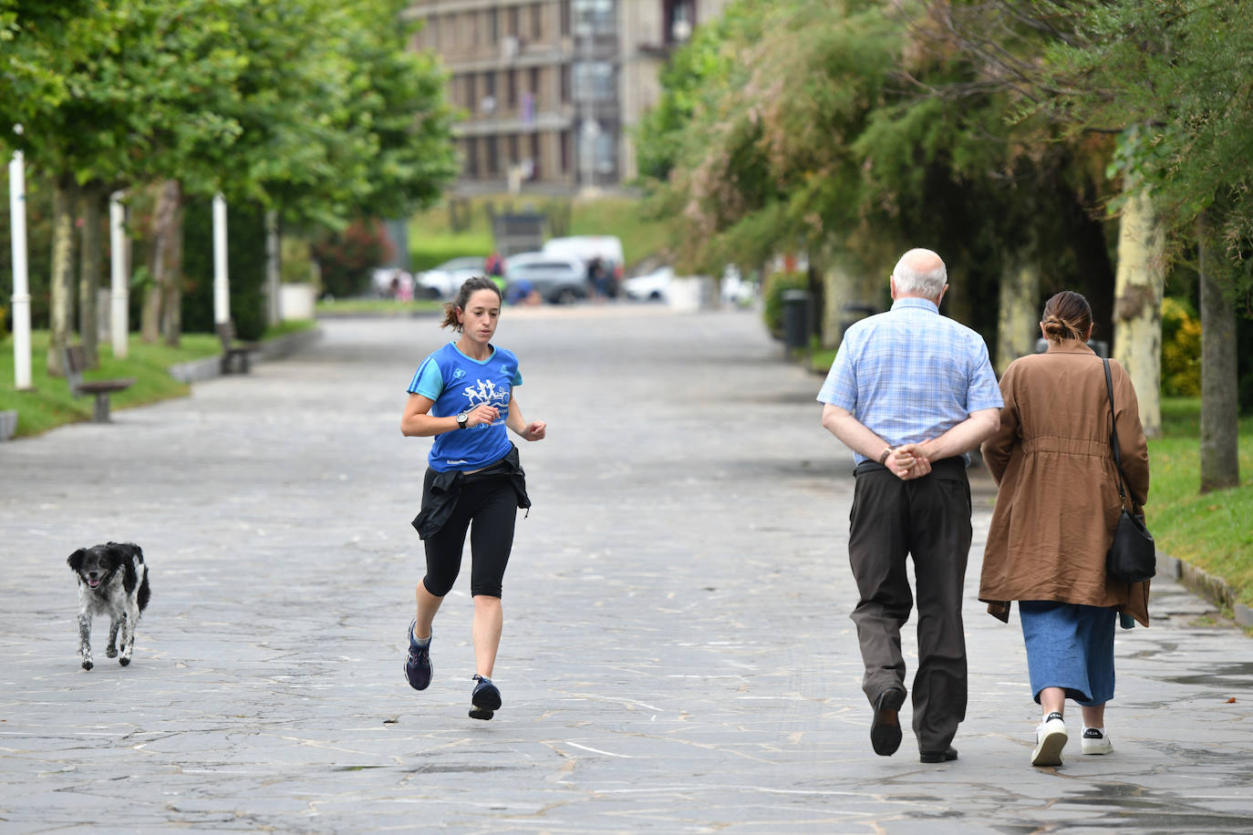 Los vecinos de Deba siguen con su día a día gris y lluvioso después de vivir varios días de altas temperaturas 