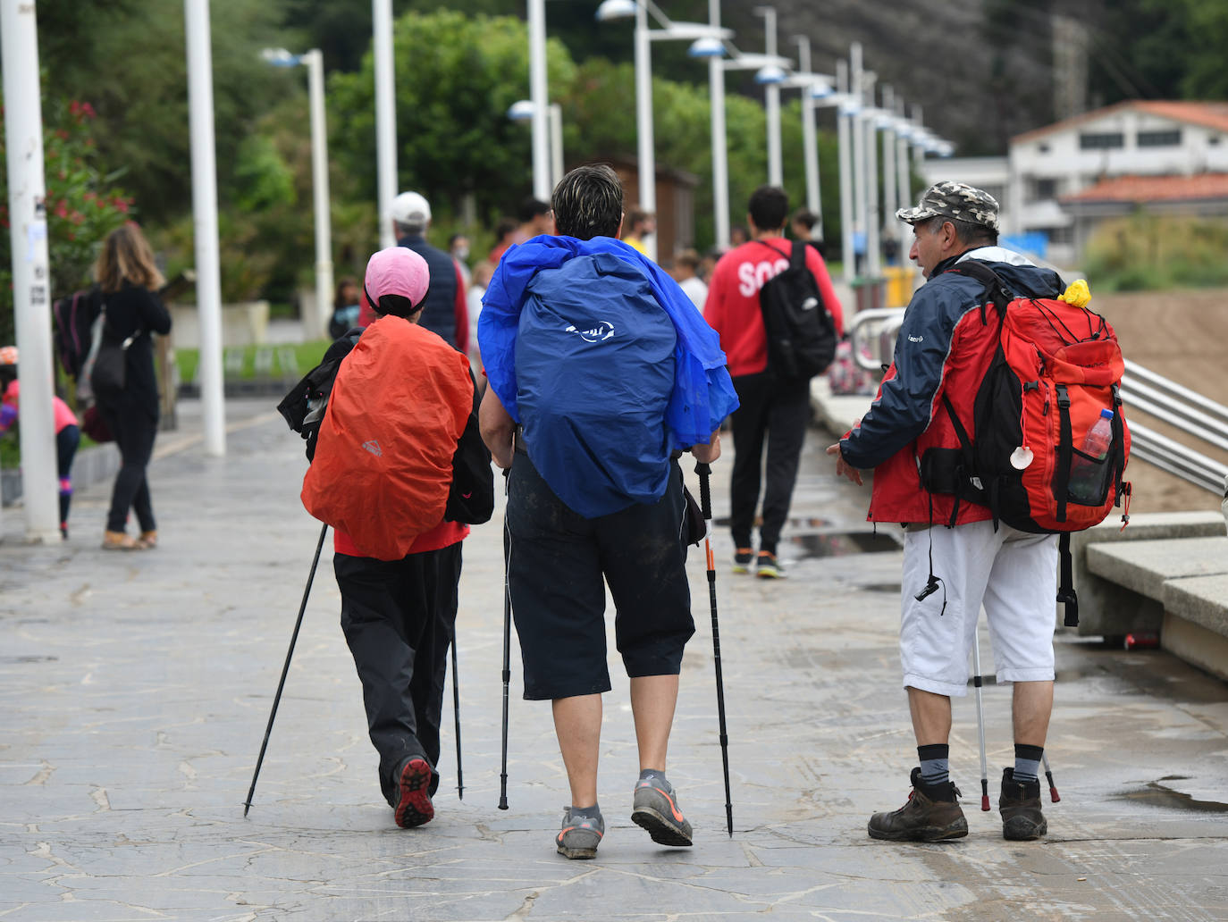 Los vecinos de Deba siguen con su día a día gris y lluvioso después de vivir varios días de altas temperaturas 