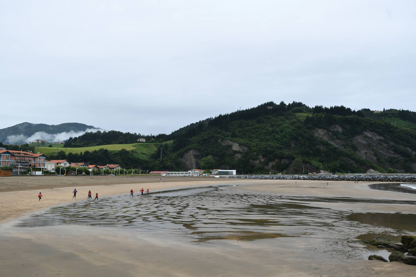 Los vecinos de Deba siguen con su día a día gris y lluvioso después de vivir varios días de altas temperaturas 